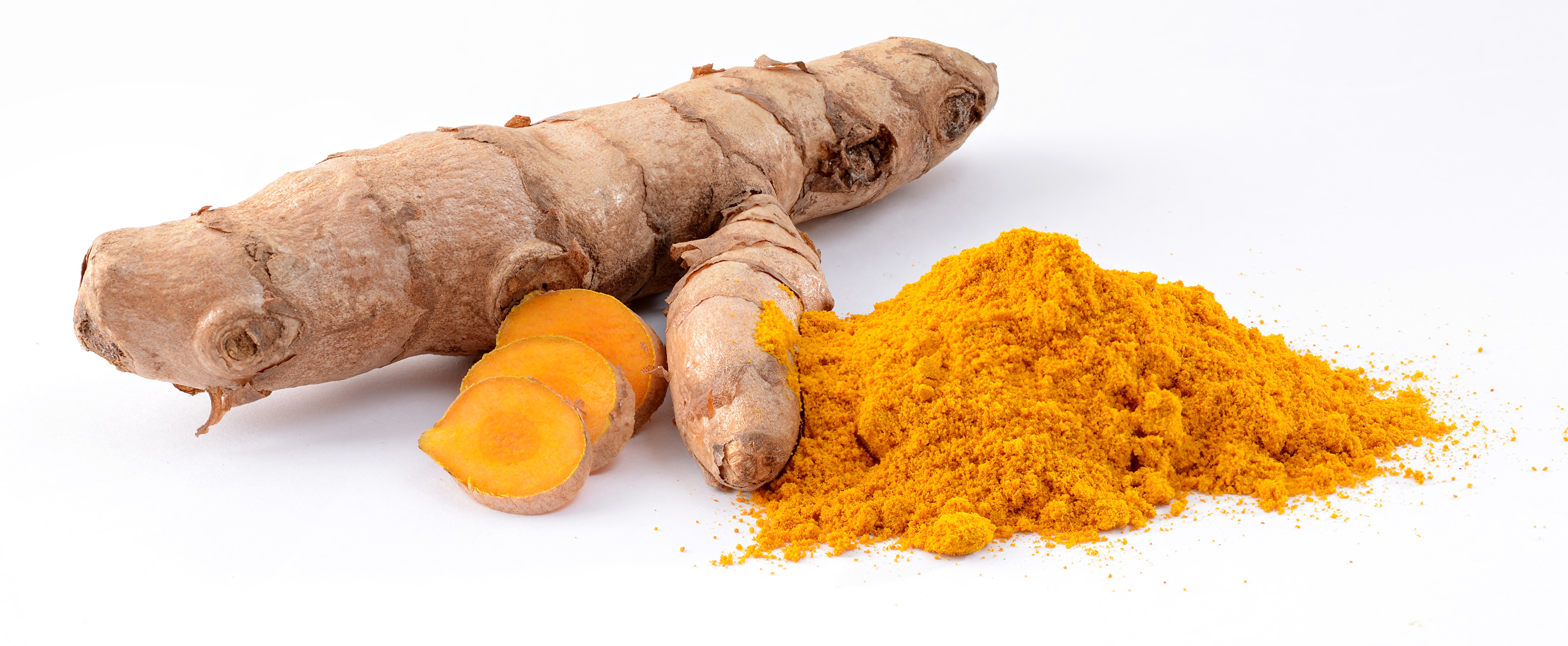 A whole fresh turmeric rhizome with cut slices showing bright orange flesh, beside ground powder.